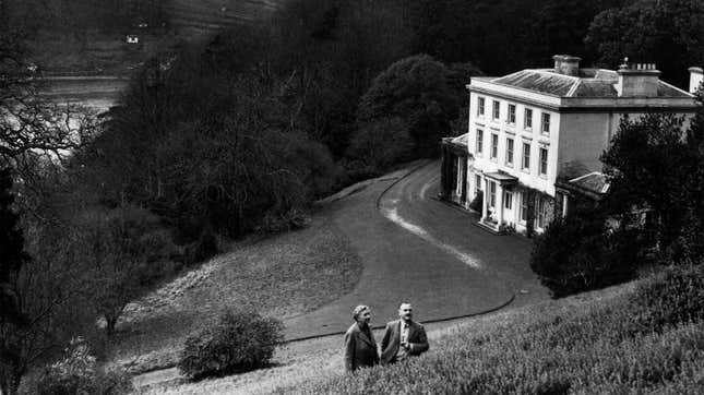 Agatha Christie und Ehemann Max Mallowan in Greenway im Jahr 1946